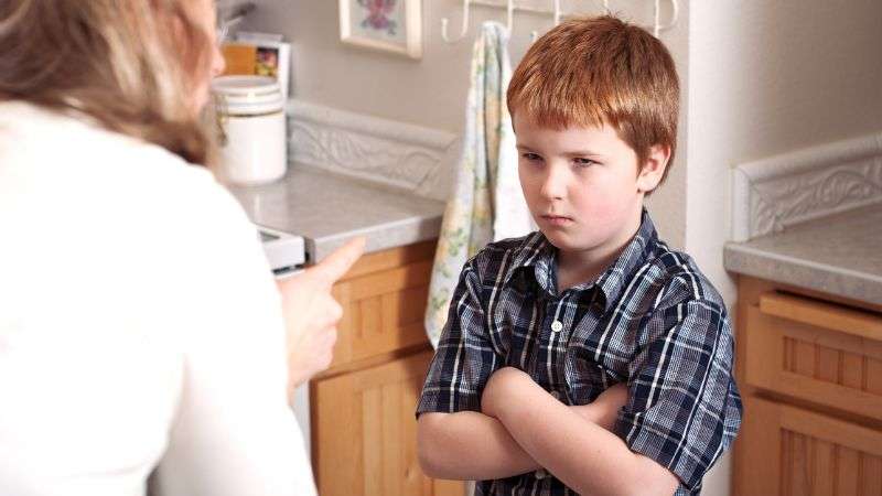 niño enfadado por control parental